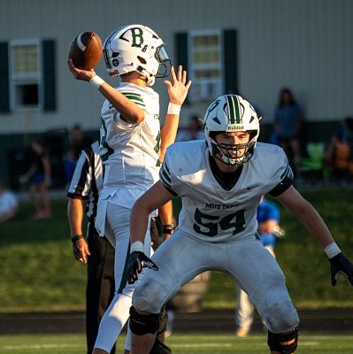 Ftbl-25-V-WV-GoeringProtetsQB r
